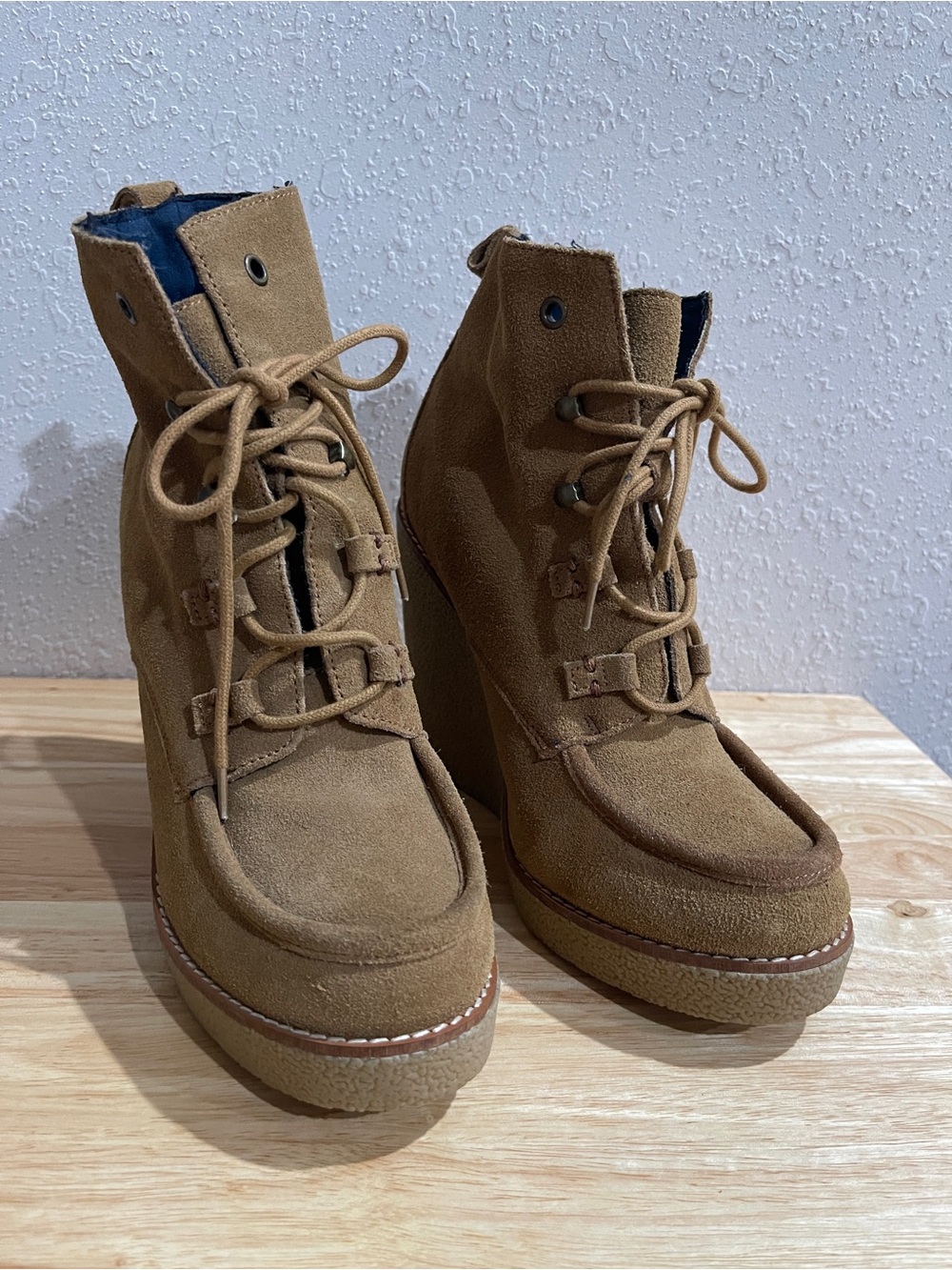 Women’s Gap Tan Suede Wedge Lace-Up Boots Size 9